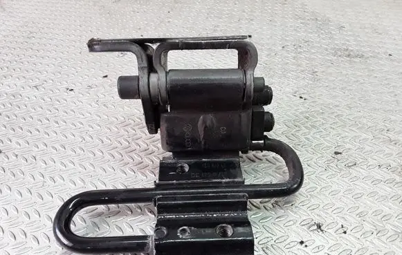 Audi A4 S4 B7 8E 8H Rear door lower hinge 8E0833411