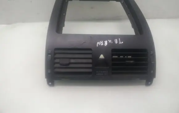 Volkswagen Touran I Dash center air vent grill