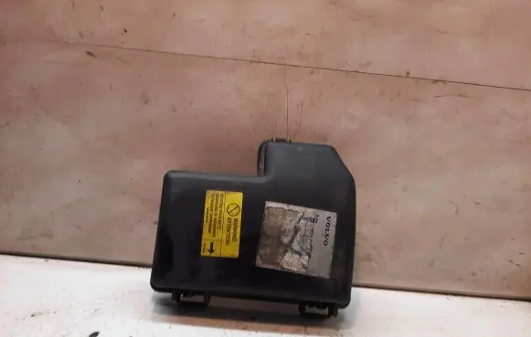 Volvo V70 Fuse box cover 8645259