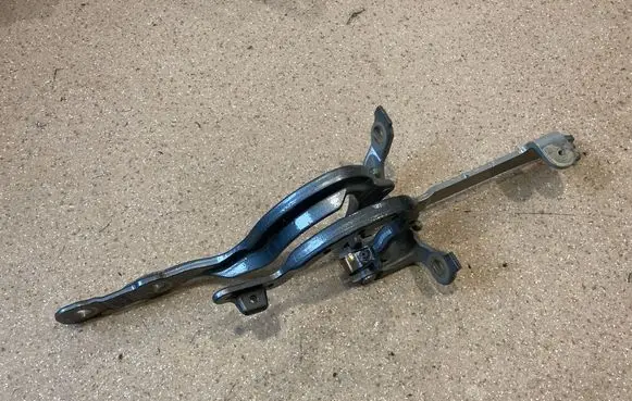 BMW 5 G30 G31 Tailgate/trunk/boot hinge 7390414