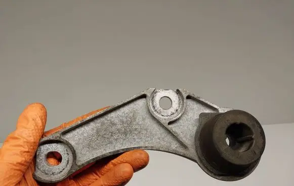 Chevrolet Camaro Muffler mount bracket/holder 23200937
