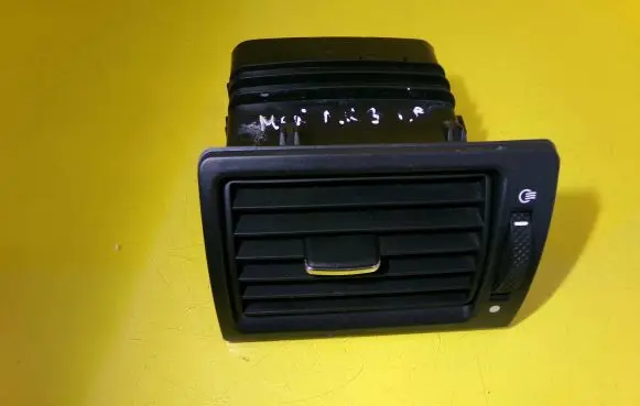 Ford Mondeo Mk III Dashboard side air vent grill/cover trim