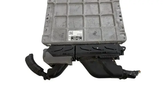 Toyota Auris 150 Engine control unit/module 8966102E71 MB2753000241