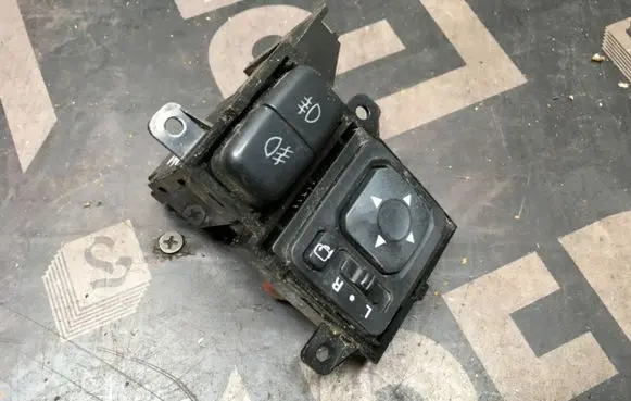Mitsubishi Pajero Wing mirror switch 183569