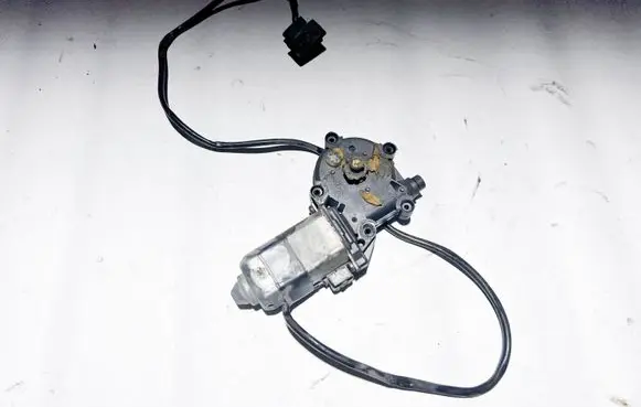 BMW 8 E31 Rear door window regulator motor 0130821274