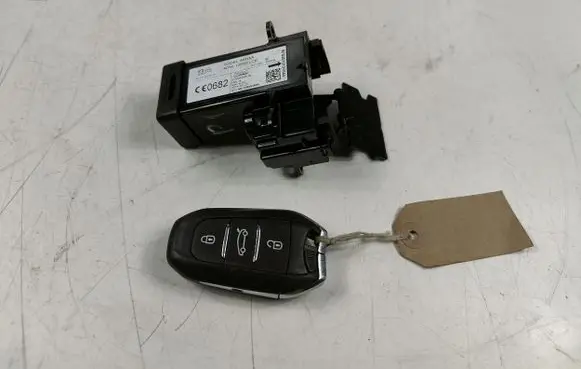 Citroen C4 II Picasso Ignition lock 9800630080
