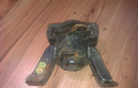 Mazda Xedos 6 Engine mount bracket
