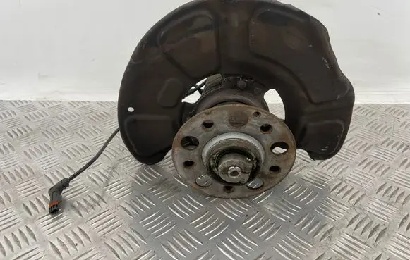 Mercedes-Benz E W212 Front wheel hub 2123302605