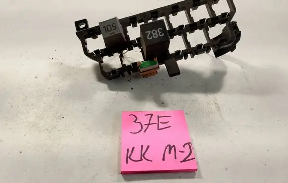 Volkswagen PASSAT B5 Fuse module 8D0937503E
