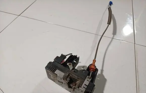 Opel Zafira A Rear door lock 24414134