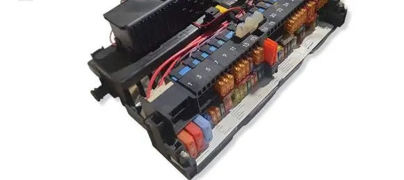BMW X3 E83 Fuse module 18500000000 MR20060130 90204248