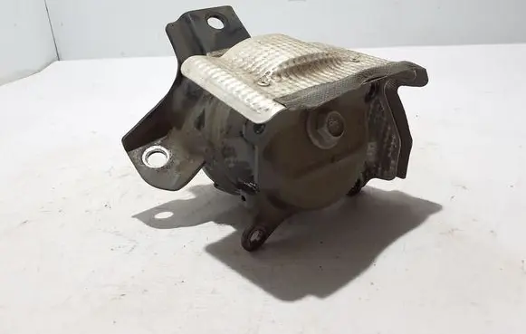 Chevrolet Silverado Engine mount bracket 84848132