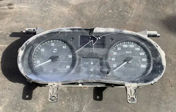 Renault Trafic II (X83) Speedometer (instrument cluster) P8200390129