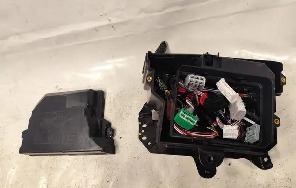 Dacia Sandero III Fuse box cover 243128516R