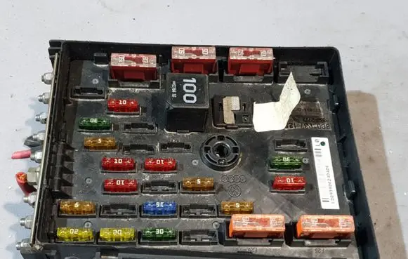 Volkswagen PASSAT B6 Fuse module 3C0937125