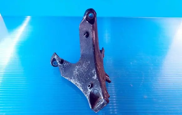 Audi A4 S4 B7 8E 8H Engine mounting bracket 8E0199308AR 889900222