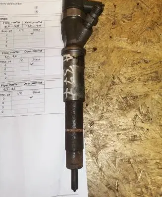 Opel Vivaro Fuel injector 0445110375