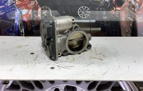 BMW 2 F46 Throttle valve 7618838