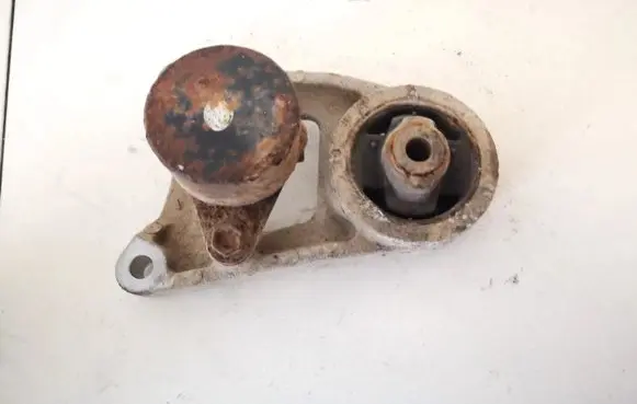 Toyota RAV 4 (XA30) Engine mount bracket