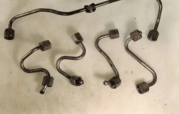 Fuel injector supply line/pipe