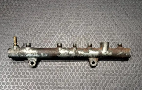 Opel Vivaro Fuel main line pipe 8200330912 0445214065