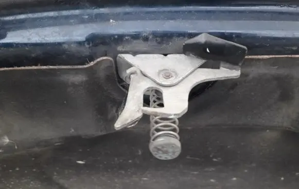 Volvo S80 Engine bonnet (hood) release handle