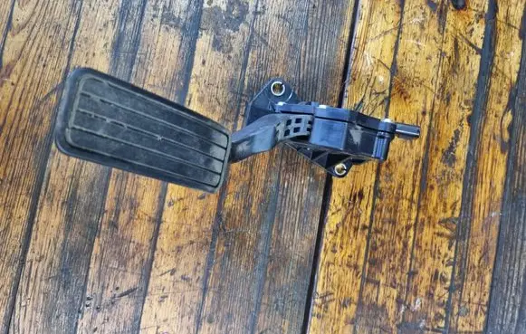 Subaru Impreza II Accelerator throttle pedal 1988007060 12H04C00147
