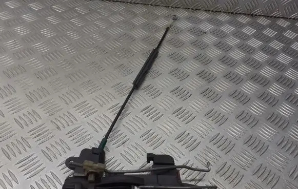 Opel Zafira B Front door lock 13210748QF