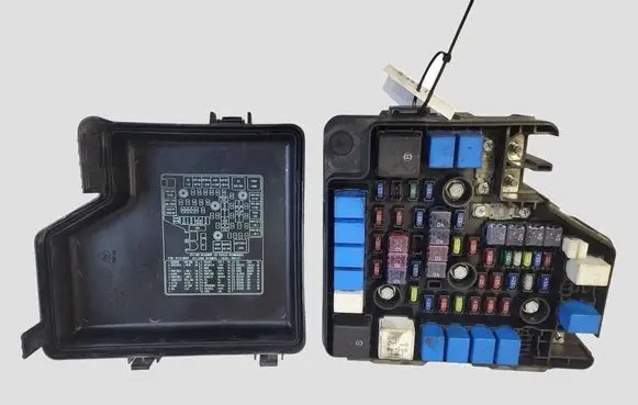 Hyundai Santa Fe Fuse module 919502B100 911152B030