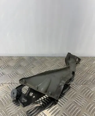 Fender mounting bracket