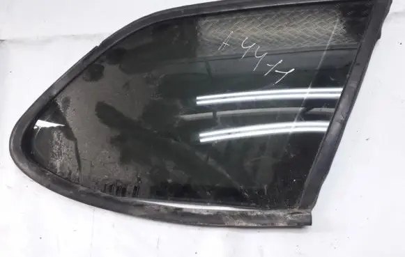 Volkswagen Golf V Rear side window