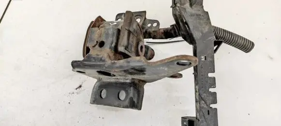 Toyota Avensis T250 Engine mount bracket
