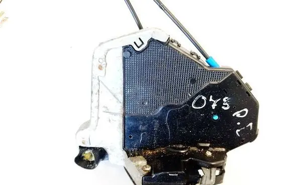 Toyota Avensis T270 Front door lock 4G2315