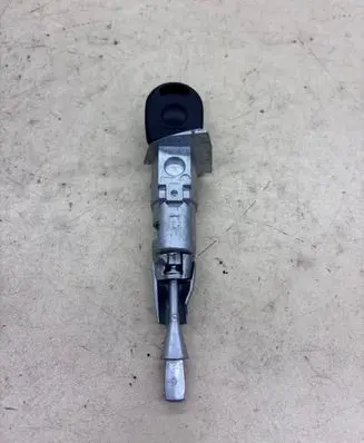Volkswagen Touareg II Front door lock (next to the handle)