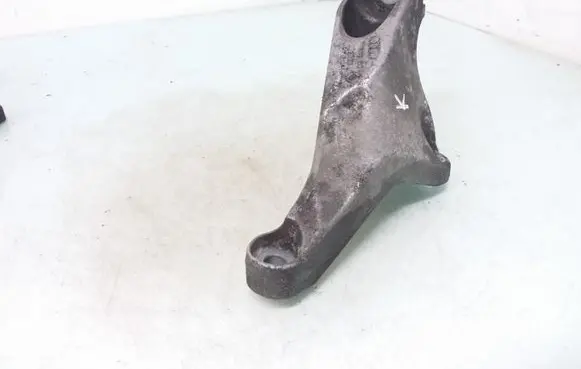 Audi A4 S4 B7 8E 8H Engine mounting bracket 8E0199307S