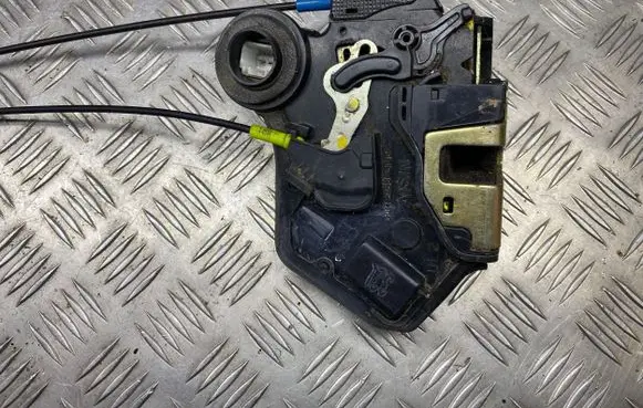 Toyota Avensis T250 Front door lock UL2