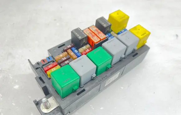 Mercedes-Benz ML W164 Fuse module A1645400672
