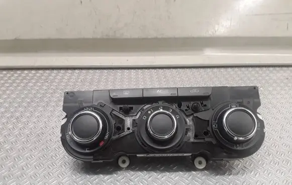 Skoda Octavia Mk2 (1Z) Climate control unit 3T0820047M 5HB00975230