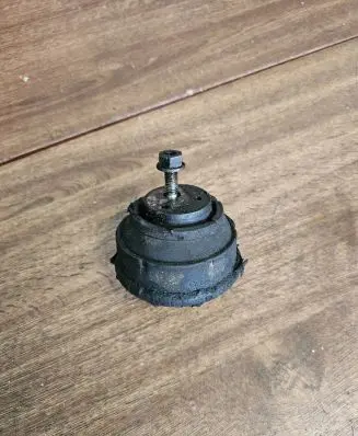 BMW 5 E34 Engine mount bracket
