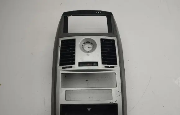 Chrysler Town & Country V Dash center air vent grill 607325000 70665A