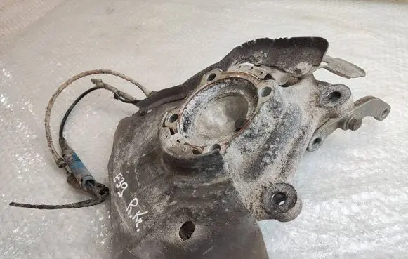 BMW 5 E39 Front wheel hub 1092853L 1091987 31351091987