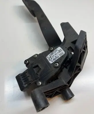Accelerator throttle pedal