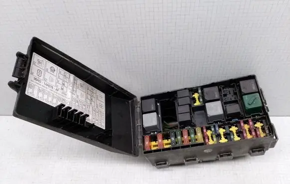 Ford Focus Fuse module 98AG14A142AC