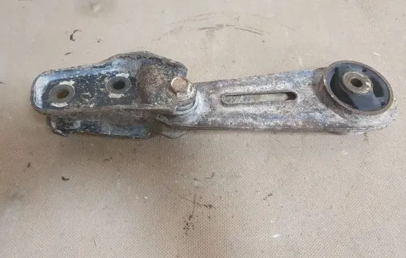 Nissan X-Trail T31 Engine mount bracket