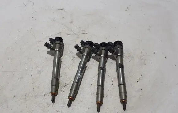 Renault Trafic III (X82) Fuel injector 0445110939