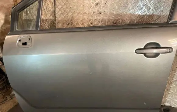Toyota Corolla Verso E121 Front door