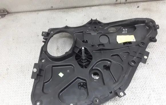 Rear door manual window regulator
