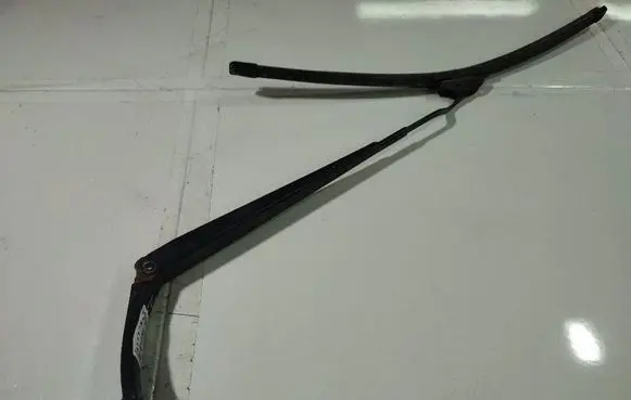 Hyundai i30 Front wiper blade arm 420011203