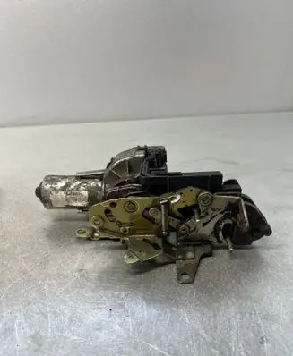 Mercedes-Benz E W210 Tailgate lock latch 0390201678