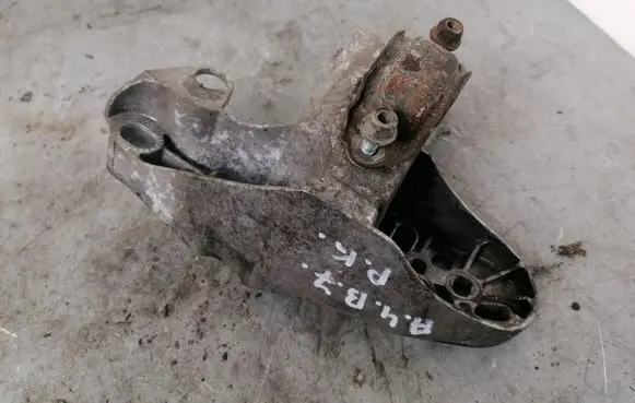 Audi A4 S4 B7 8E 8H Engine mounting bracket 8E0199351